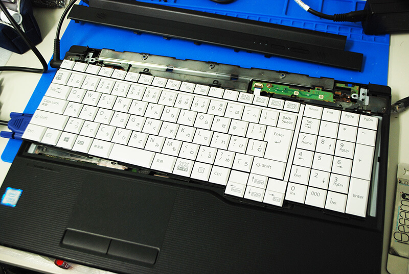 富士通 Lifebook A576 A577 などのホワイト キーボードに同シリーズ ブラックキーボードを付けてみた | ダイナショップ ブログ